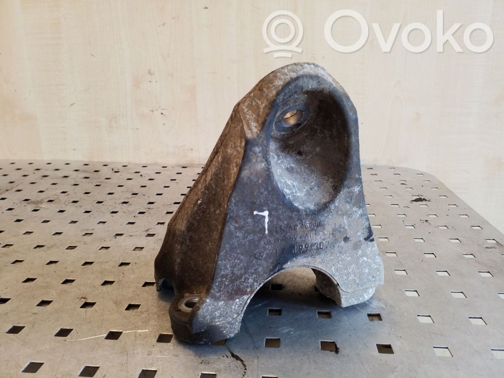 Volkswagen Touareg I Engine mounting bracket 