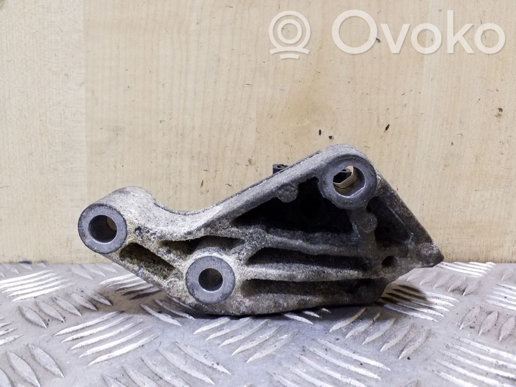 Nissan Primastar Engine mounting bracket 