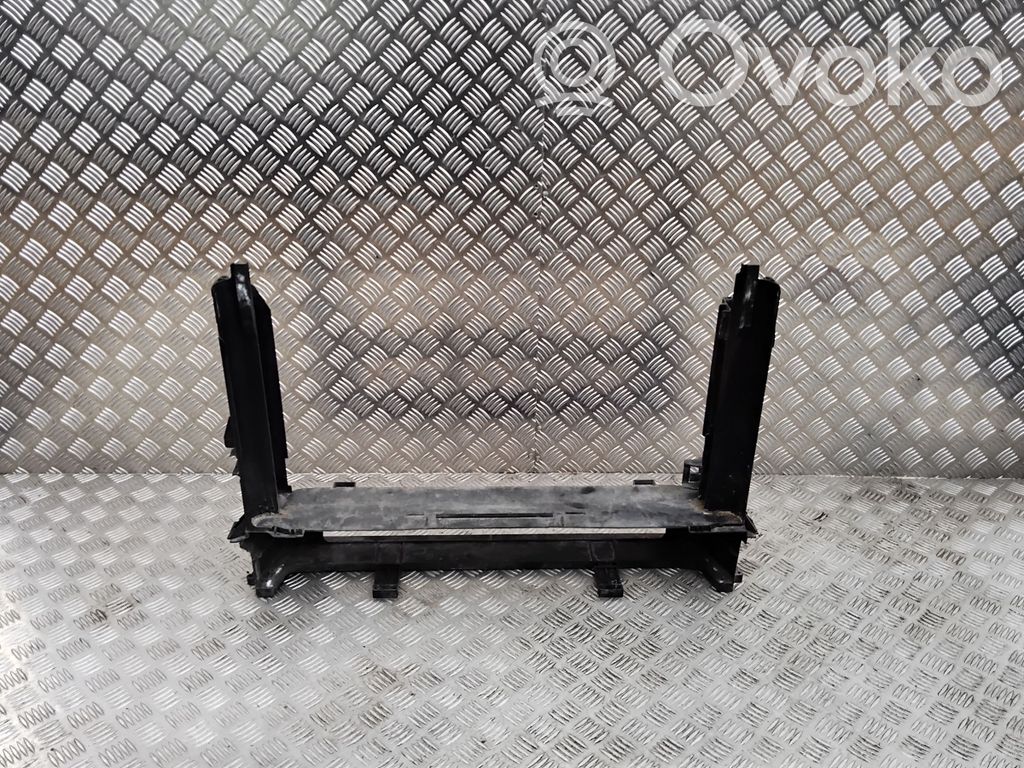 BMW 5 E60 E61 Radiatoru paneļa apakšējā daļa (televizora) 