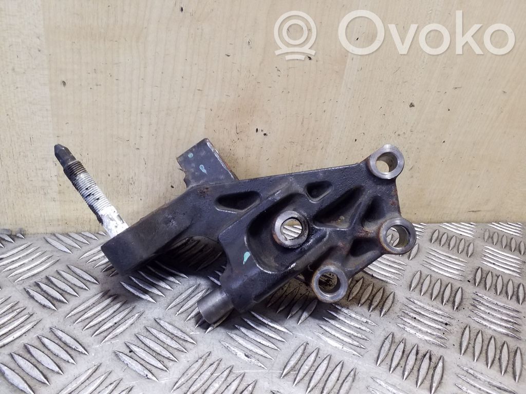 Toyota Avensis T270 Engine mounting bracket 
