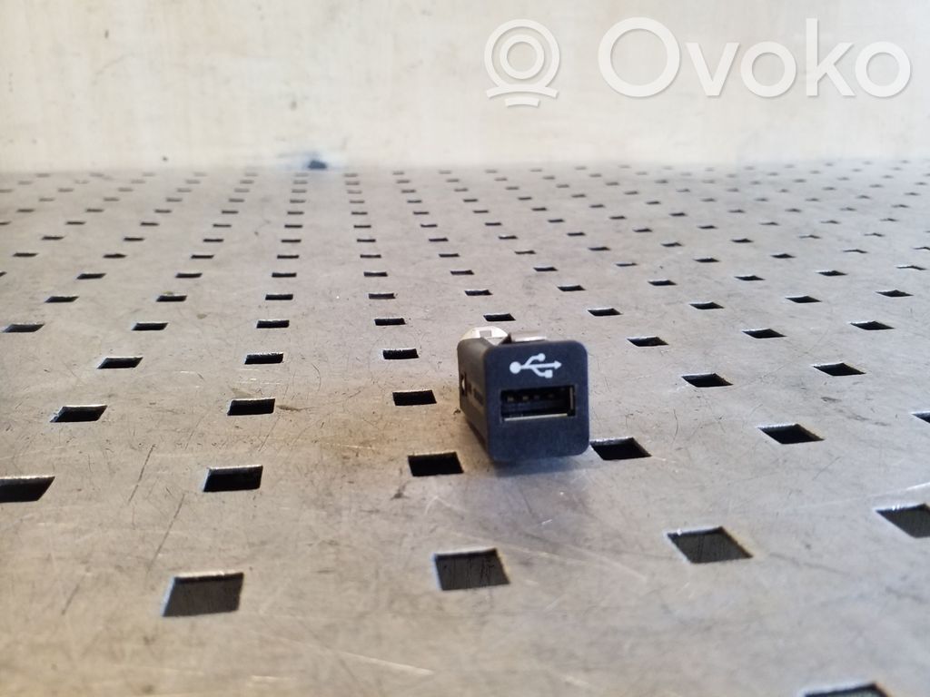 BMW 5 F10 F11 USB savienotājs 