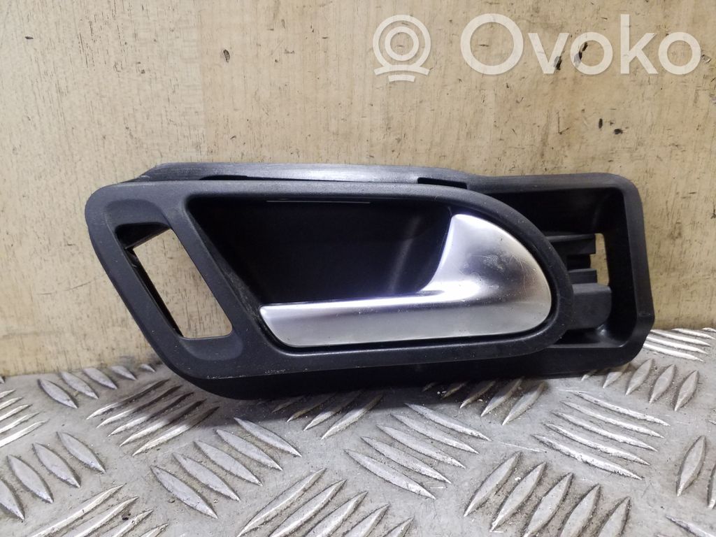 Volkswagen Tiguan Klamka wewnętrzna drzwi przednich 