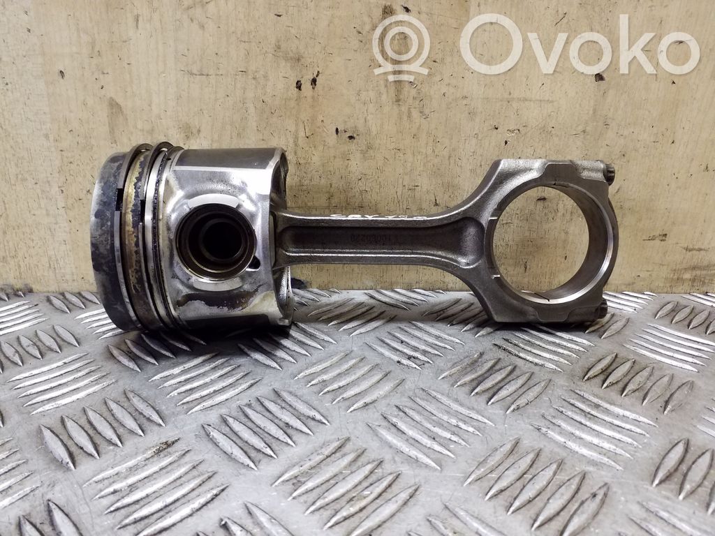 Honda CR-V Piston with connecting rod 