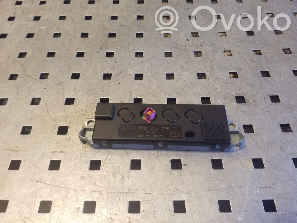 Pystyantennivahvistin   8T0035225C