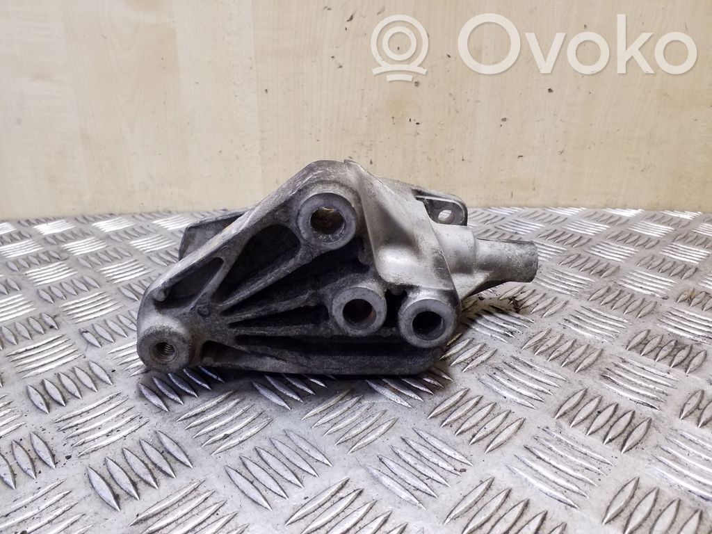 Chevrolet Captiva Engine mounting bracket 
