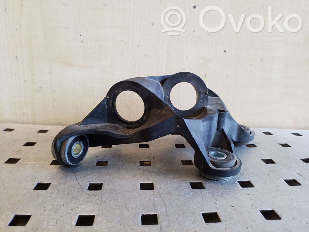 Volkswagen PASSAT B8 Gear shift cable bracket 