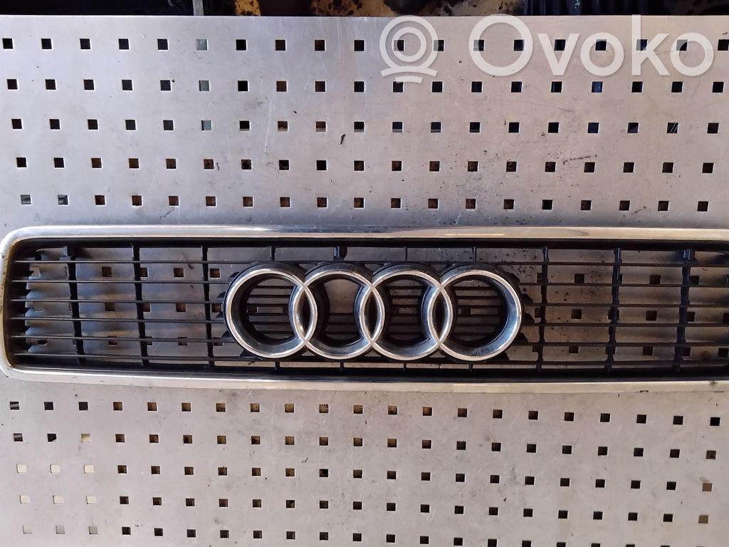 Audi 80 90 S2 B4 Rejilla superior del radiador del parachoques delantero 