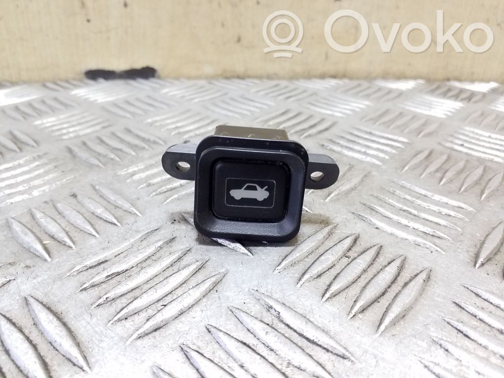 Interruptor para abrir la puerta trasera   M08525