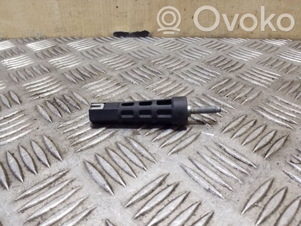 Radiator mount bracket