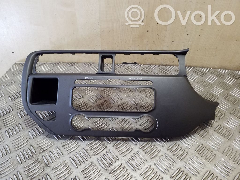 KIA Rio Radion/GPS-laitteen pääyksikön kehys 