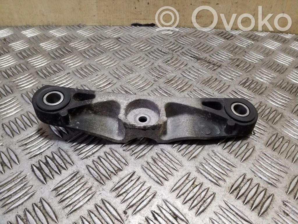Volvo V40 Engine mounting bracket 