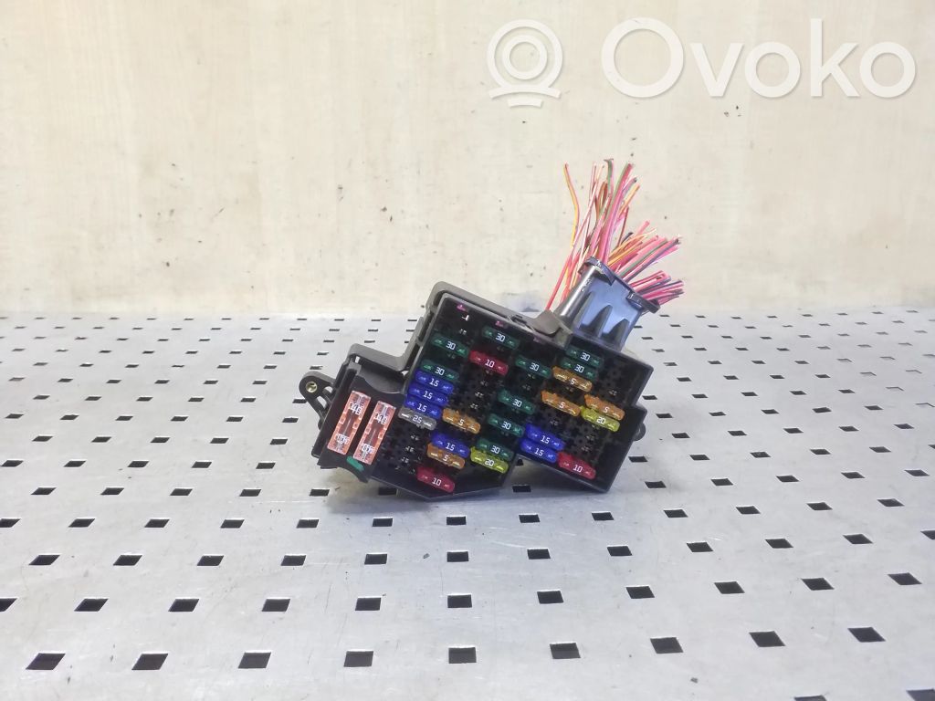 Volkswagen Touareg II Fuse module 