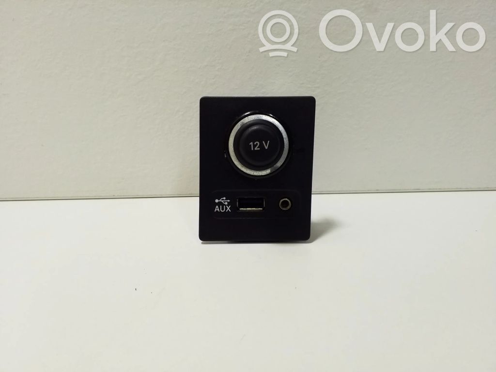 Skoda Superb B8 (3V) Enchufe conector entrada auxiliar 