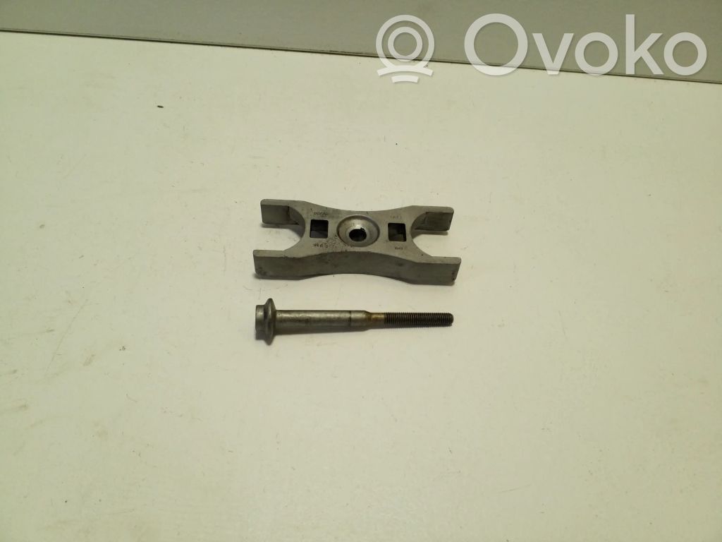 Bridă fixare injector   04L216