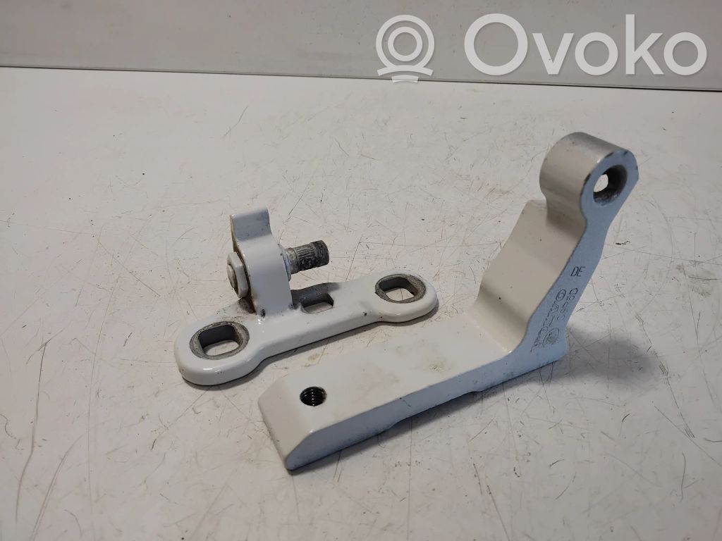 Volvo XC40 Zawias dolny drzwi tylnych 