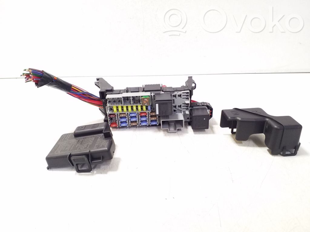 Volvo XC60 Relay mounting block 