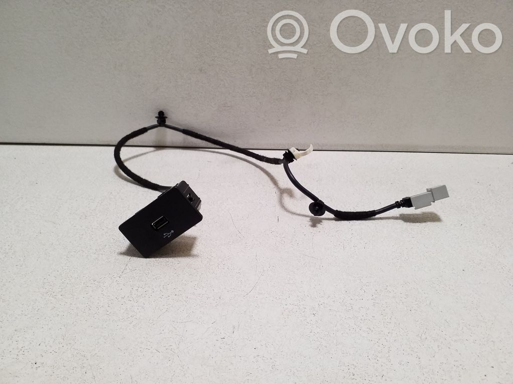 Ford Kuga II USB-pistokeliitin 