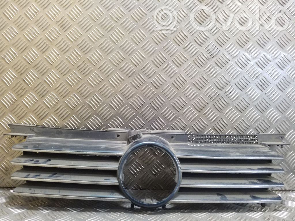 Volkswagen Bora Etupuskurin ylempi jäähdytinsäleikkö 