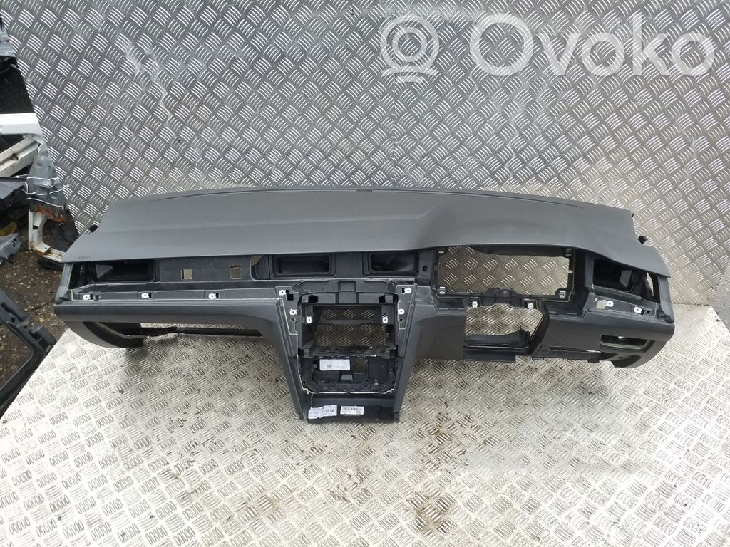 Volkswagen PASSAT B8 Kojelauta 