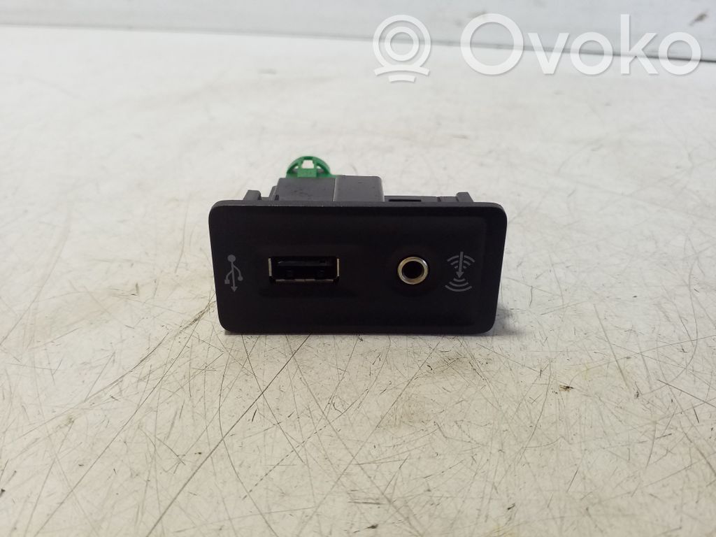 Volkswagen PASSAT B8 Enchufe conector USB 