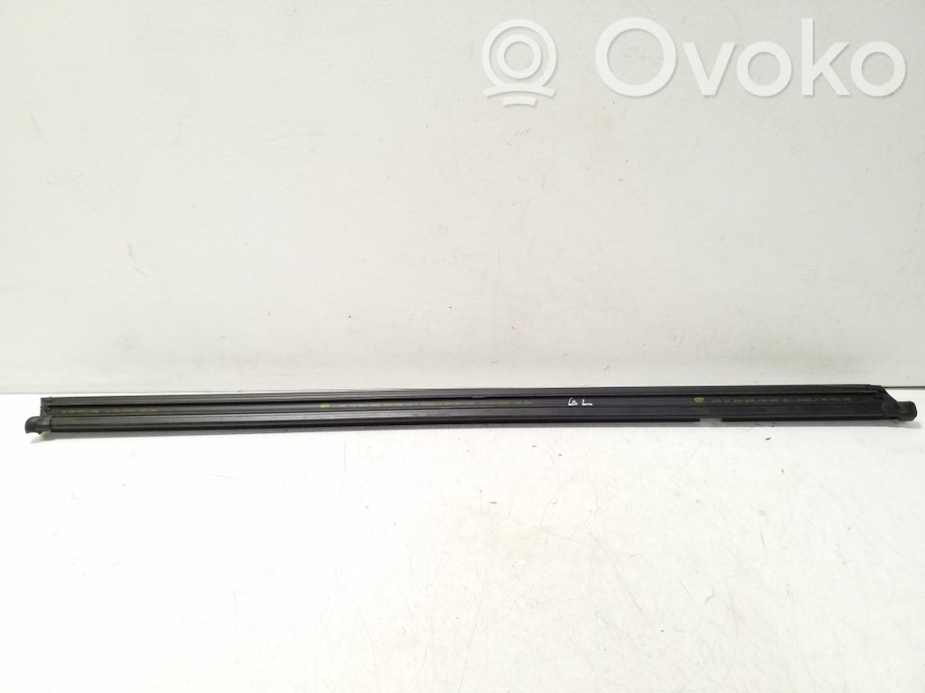 Volkswagen Golf VIII Listwa / Uszczelka szyby drzwi tylnych 