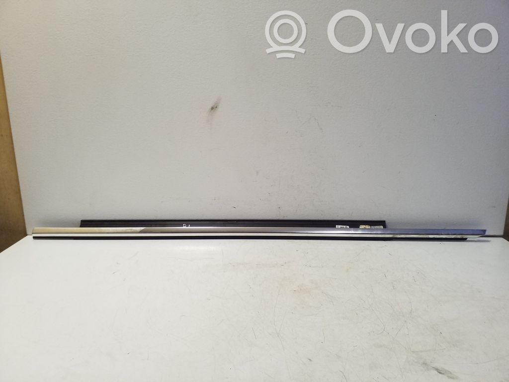 Audi Q3 8U Listwa / Uszczelka szyby drzwi przednich