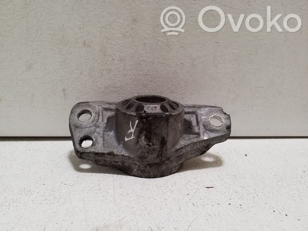 Audi Q3 8U Staffa di rinforzo per l’ammortizzatore anteriore 