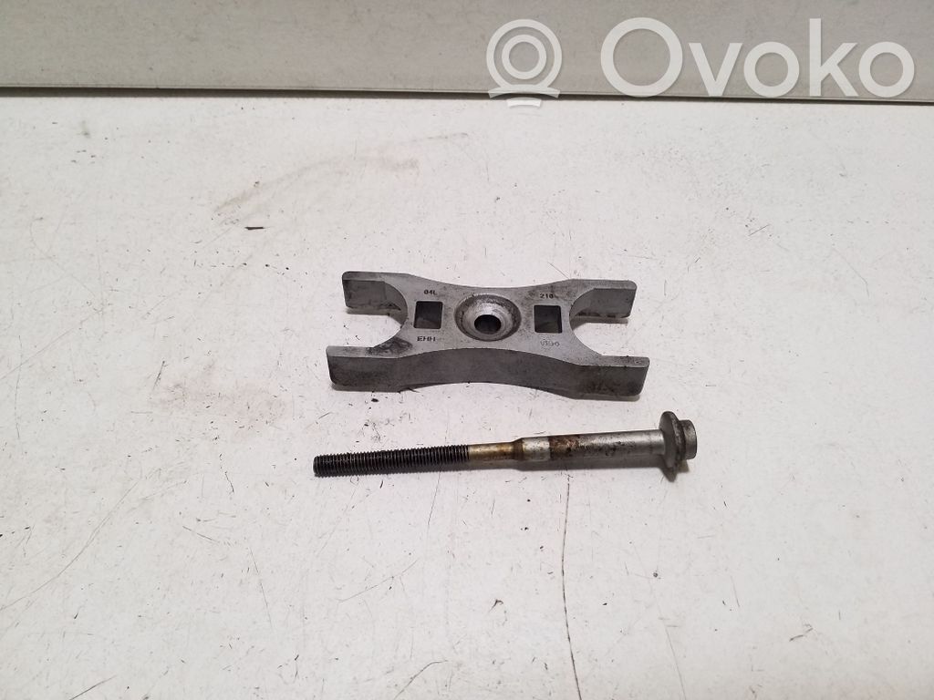 Abrazadera del inyector de combustible   04L216