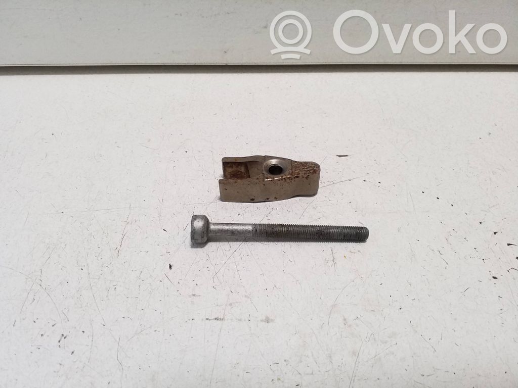 Abrazadera del inyector de combustible   A6540163400