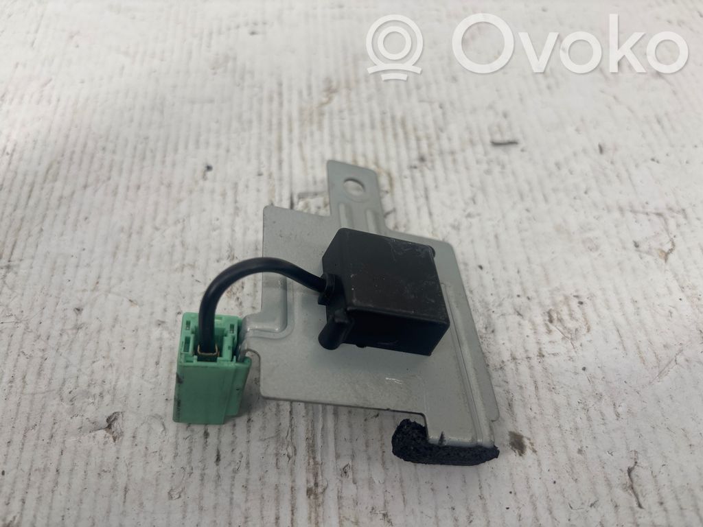 Mazda 3 III GPS-pystyantenni 