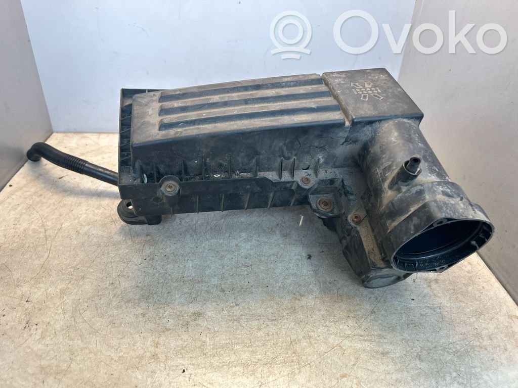 Volkswagen PASSAT B7 Luftfilterkasten 