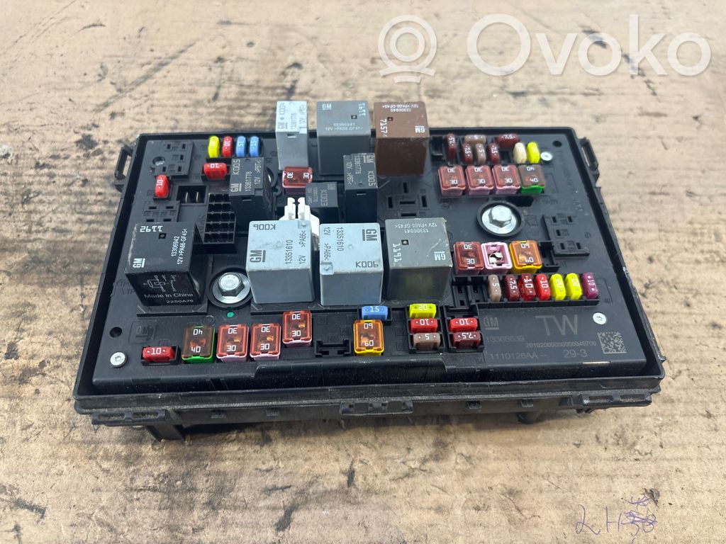 Opel Astra J Módulo de fusible 