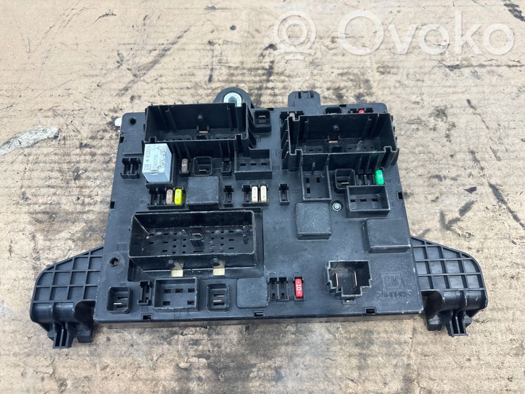 Opel Astra J Módulo de fusible 