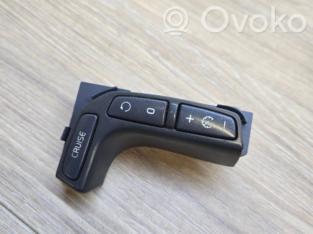 Volvo V70 Steering wheel buttons/switches 