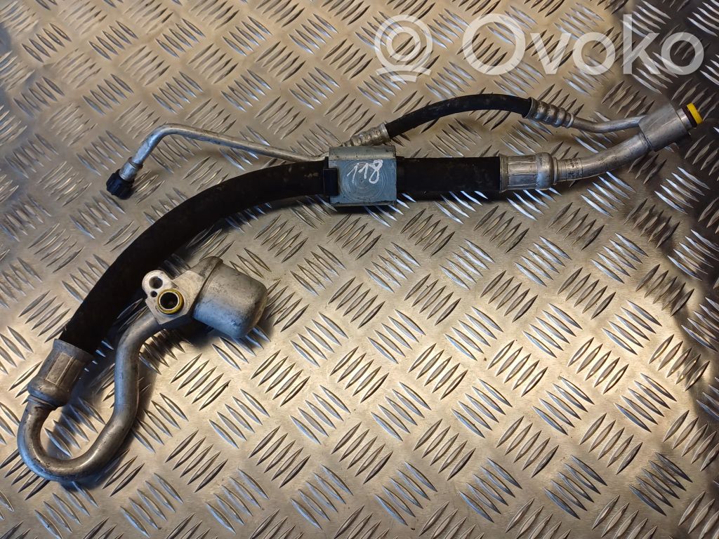BMW 1 E81 E87 Ilmastointilaitteen putki (A/C) 