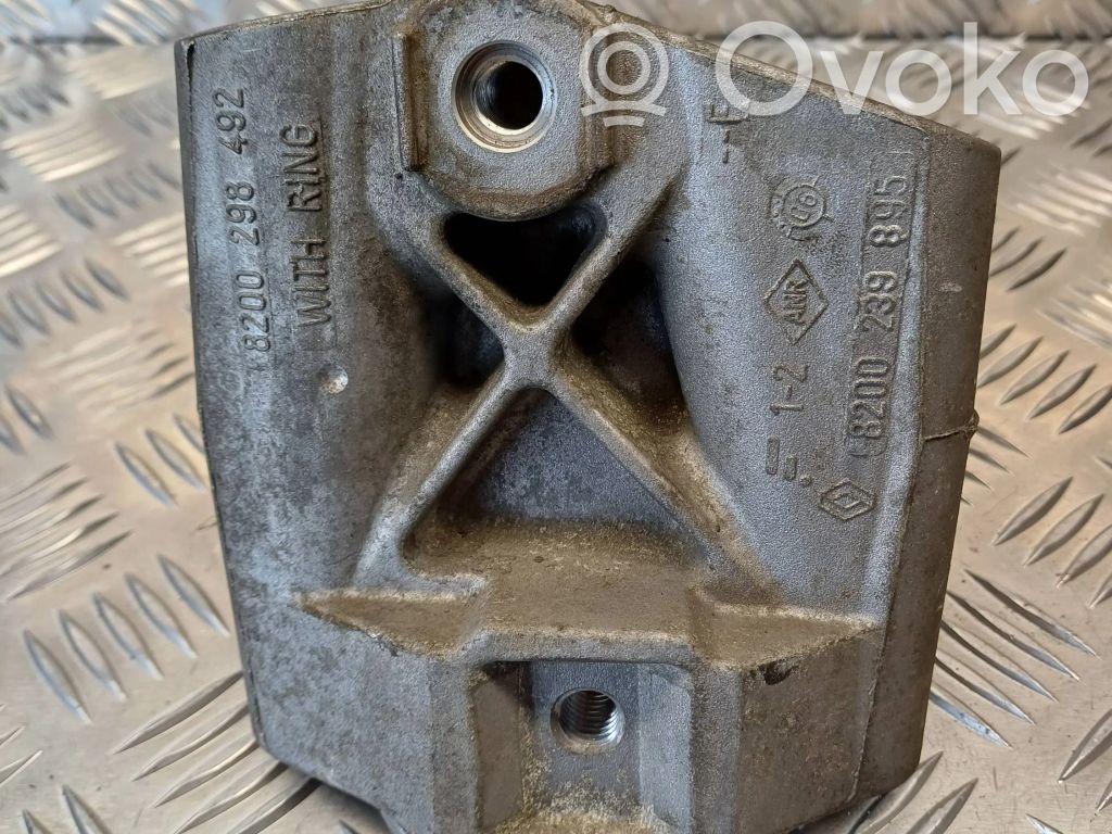 Renault Clio III Engine mounting bracket 