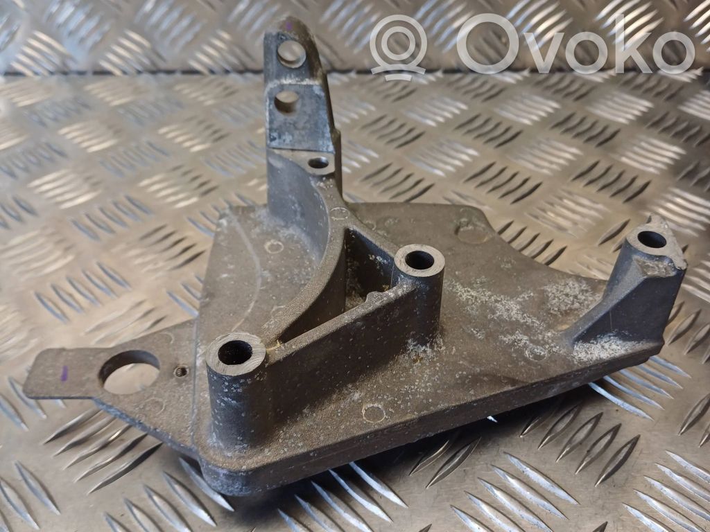 Renault Clio III Engine mounting bracket 