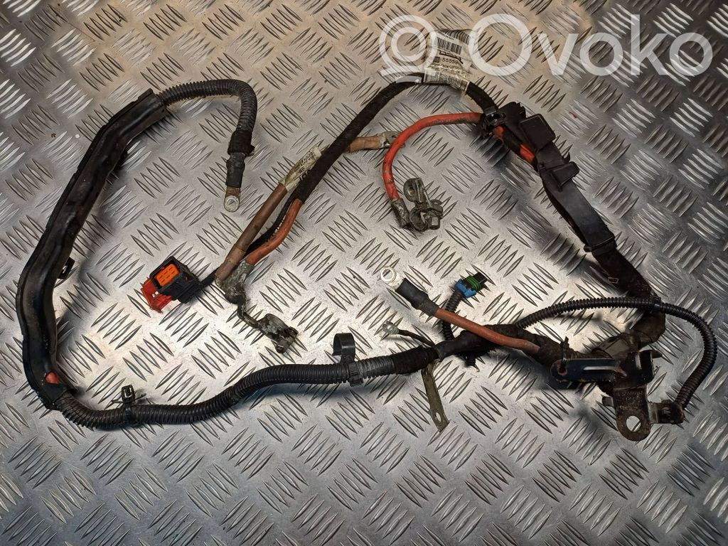 Opel Astra H Плюсовый провод (аккумулятора) 