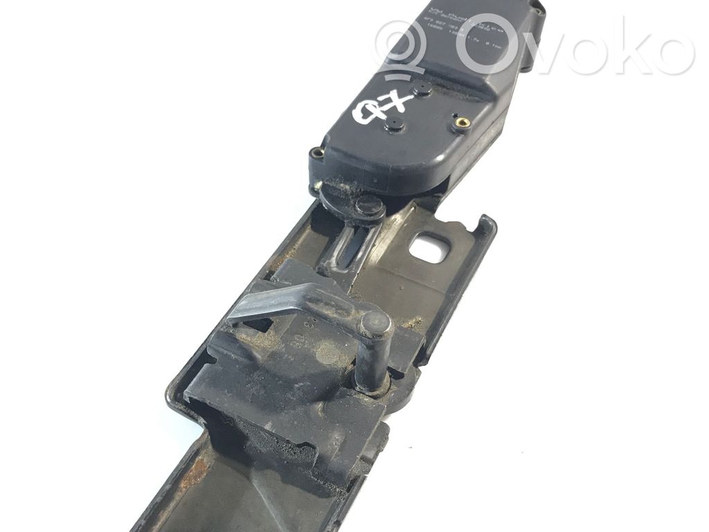 Tailgate lock loop/hook striker   4F9827283B