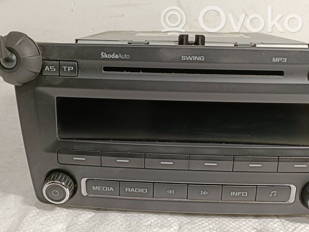 Skoda Octavia Mk2 (1Z) Panel / Radioodtwarzacz CD/DVD/GPS 