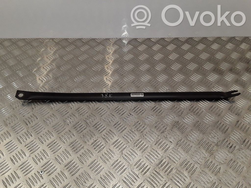 BMW 1 E81 E87 Kita variklio skyriaus detalė 