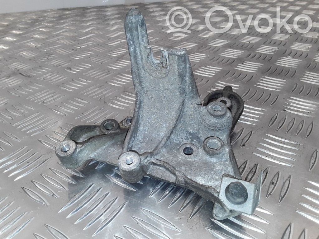 Volvo S40 Engine mounting bracket 