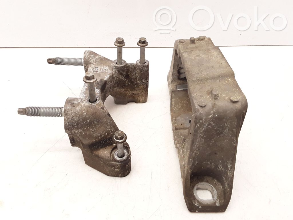 Ford Focus Engine mounting bracket 