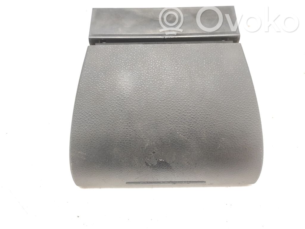 Audi A2 Peleninė panelėje 