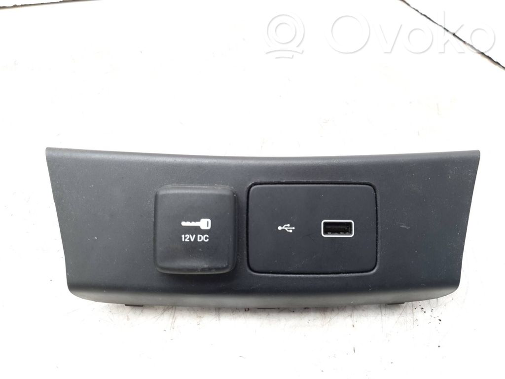 Fiat Tipo USB socket connector 