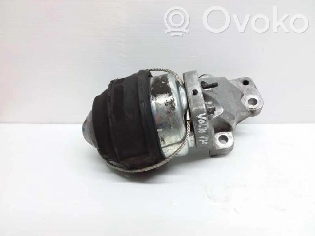 Volvo V70 Engine mounting bracket 