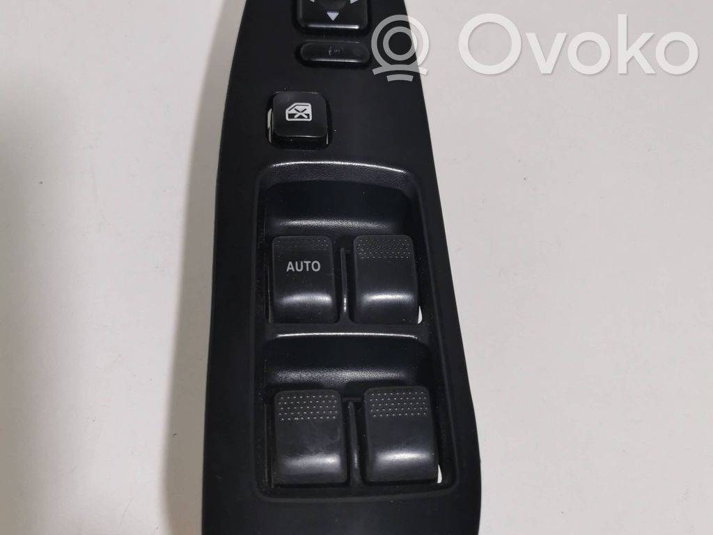 Electric window control switch   83071AE020