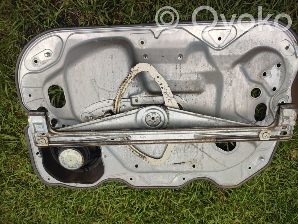Ford Focus C-MAX Front door window regulator with motor 