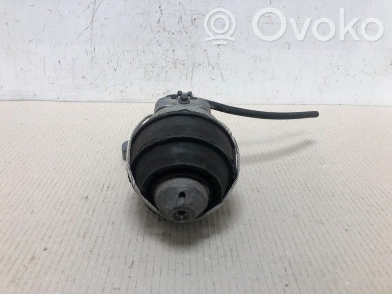 Volvo XC90 Engine mount bracket 