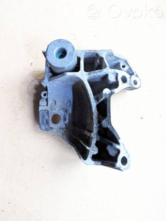 Volvo V70 Engine mounting bracket 